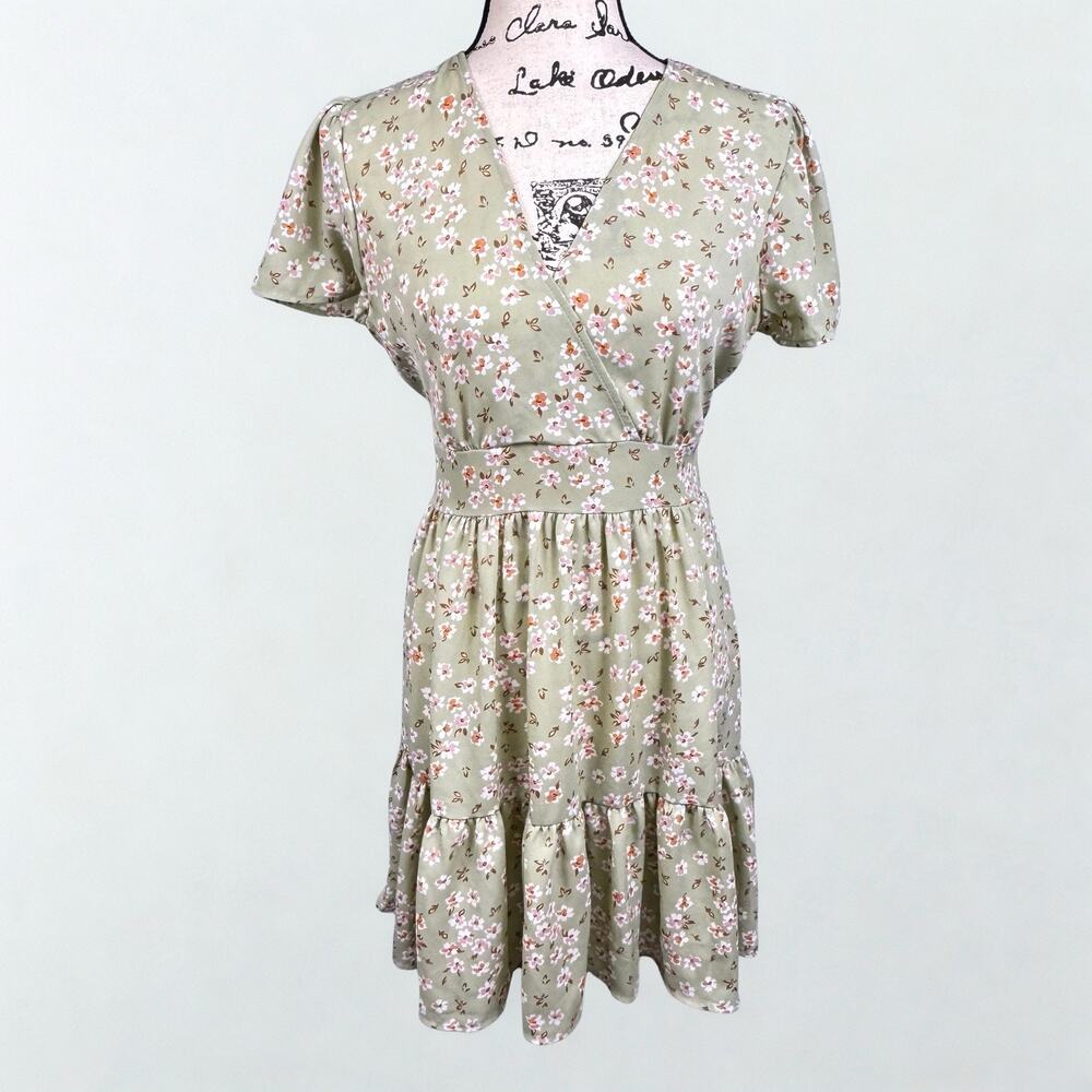 Mel + Rose Faux Wrap Dress Tiered Flutter Sleeve Sage Green Floral Sz L Garden